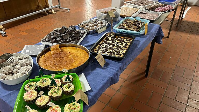 Kuchen-, Muffin- und Kinderpunschverkauf Kuchen-, Muffin- und Kinderpunschverkauf