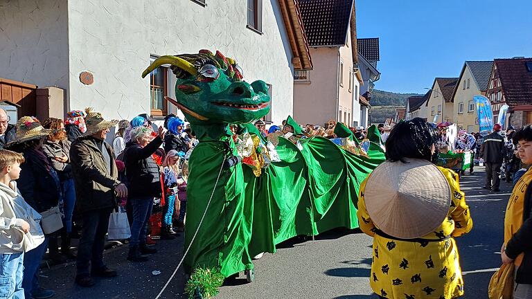 Der Faschingsdrache       -  Bunt, fantasievoll und voller Lebensfreude – der Kegelclub Westheim feiert mit seinem Drachen Fasching.
