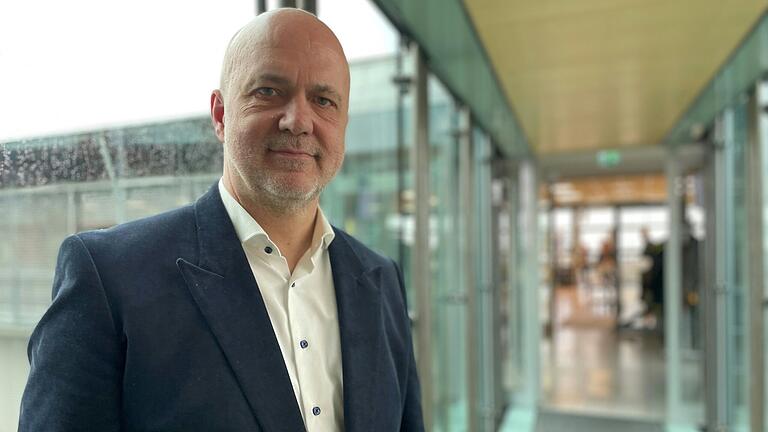 Der Unternehmens- und Militärberater Götz Witzel informierte bei der IHK in Schweinfurt über den möglichen Einstieg von Firmen ins Rüstungsgeschäft. Der Unternehmens- und Militärberater Götz Witzel informierte bei der IHK in Schweinfurt über den möglichen Einstieg von Firmen ins Rüstungsgeschäft.