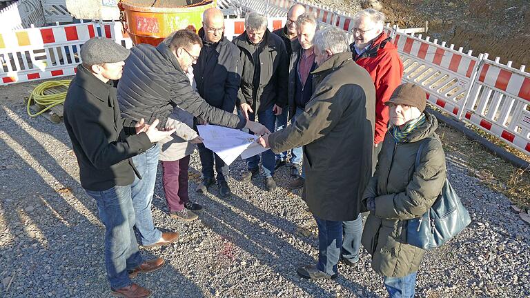 Mitglieder des Verkehrsausschusses der SPD-Landtagsfraktion informierten sich über die Weiterentwicklung des Laudaer Bahnhofs. Die Projektbeteiligten der Stadtverwaltung stellten die Maßnahme bei einem Rundgang im Detail vor.