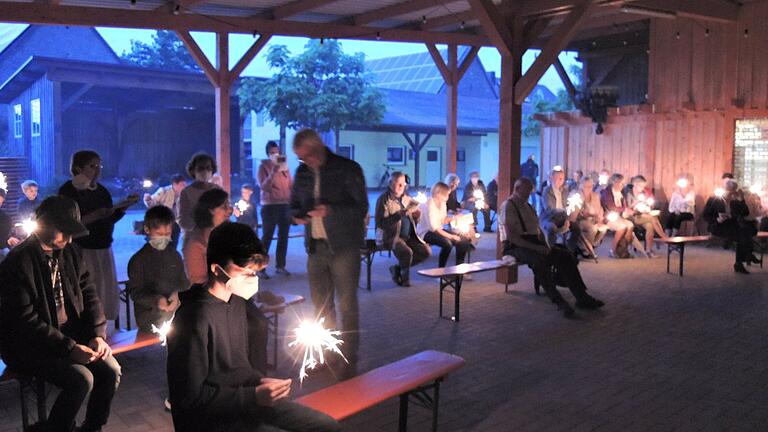 Kerzen und Sternwerfer brachten Glanz und Lichtschein in die Festhalle, wo der Gottesdienst wegen Regen stattfand. Kerzen und Sternwerfer brachten Glanz und Lichtschein in die Festhalle, wo der Gottesdienst wegen Regen stattfand. 
