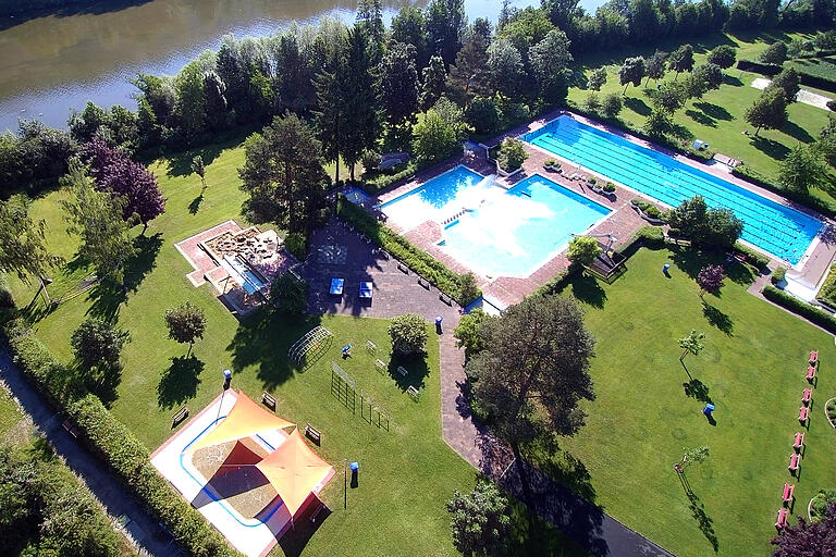 Das Zellinger Freibad nutzt Solarthermie. Das Zellinger Freibad nutzt Solarthermie.
