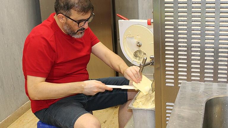 Michele Sommella, Inhaber des Eiscafés „Gelato-Time“ in Kitzingen, sitzt vor seiner Eismaschine und stellt Eis her. Michele Sommella, Inhaber des Eiscafés „Gelato-Time“ in Kitzingen, sitzt vor seiner Eismaschine und stellt Eis her.