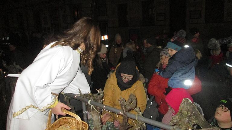 Engel Mila (Gerlach) verteilt Weihnachtsplätzchen an die Kinder vor dem Rathaus. - Engel Mila (Gerlach) verteilt Weihnachtsplätzchen an die Kinder vor dem Rathaus. Engel Mila (Gerlach) verteilt Weihnachtsplätzchen an die Kinder vor dem Rathaus. - Engel Mila (Gerlach) verteilt Weihnachtsplätzchen an die Kinder vor dem Rathaus.