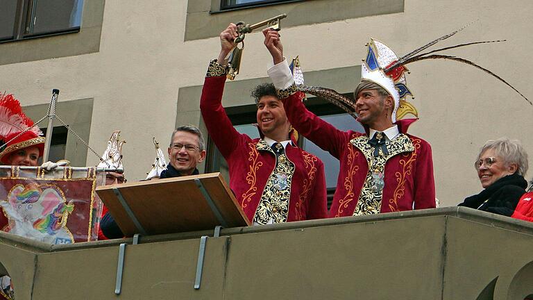 Schweinfurts OB Sebastian Remelé (links) übergab dem neuen Prinzenpaar Thorsten I. und Frank I. symbolisch die Schlüssel zu seinem Rathaus. Rechts Prinzenpaarbetreuerin Uschi Reinhard. Schweinfurts OB Sebastian Remelé (links) übergab dem neuen Prinzenpaar Thorsten I. und Frank I. symbolisch die Schlüssel zu seinem Rathaus. Rechts Prinzenpaarbetreuerin Uschi Reinhard. 