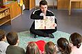 Denis Nikqi hat den Königsweg gefunden: Er macht eine verkürzte Erzieher-Ausbildung im Oberndorfer Kreuzkirche-Kindergarten und gleichzeitig ein Sozialpädagogikstudium.