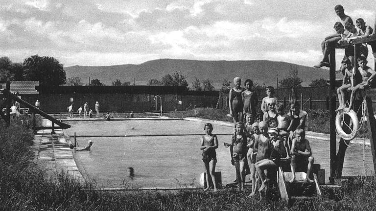 Viele Kinder hatten schon damals ihren Spaß im Schwimmbad. Viele Kinder hatten schon damals ihren Spaß im Schwimmbad.