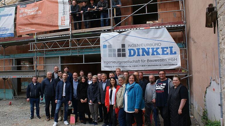 Zahlreiche Ehrengäste, alle beteiligten Handwerksbetriebe und die Nachbarn waren zusammengekommen, um das Richtfest im Quartier Winzerstraße in Sommerach zu feiern. Zahlreiche Ehrengäste, alle beteiligten Handwerksbetriebe und die Nachbarn waren zusammengekommen, um das Richtfest im Quartier Winzerstraße in Sommerach zu feiern.