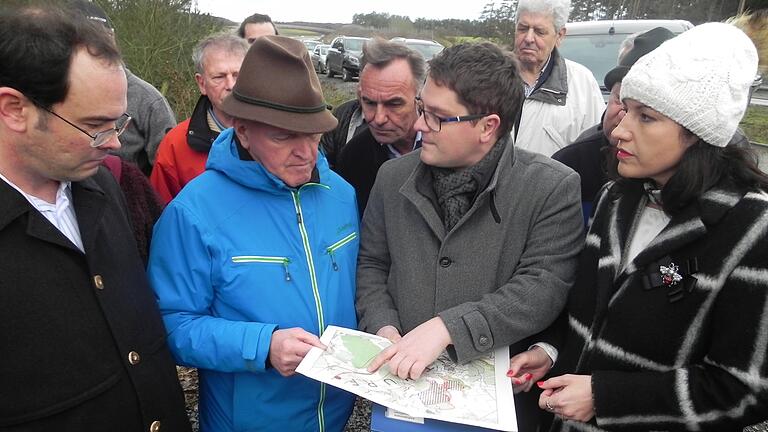 Großes Interesse fand der neu eingezeichnete, nur hundert Meter breite Korridor der SuedLink-Trasse, der entlang der Autobahn bei Strahlungen und Rheinfeldshof vorbeilaufen soll. Im Bild (von links) Michael Scheckenhofer von TransnetBW, Landrat Thomas Habermann, CSU-Bürgermeisterkandidat Johannes Hümpfner sowie Staatsministerin Dorothee Bär. Großes Interesse fand der neu eingezeichnete, nur hundert Meter breite Korridor der SuedLink-Trasse, der entlang der Autobahn bei Strahlungen und Rheinfeldshof vorbeilaufen soll. Im Bild (von links) Michael Scheckenhofer von TransnetBW, Landrat Thomas Habermann, CSU-Bürgermeisterkandidat Johannes Hümpfner sowie Staatsministerin Dorothee Bär.