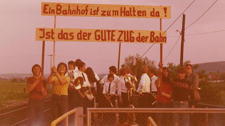 Mit Transparenten demonstrierten Jugendliche 1978 für den Erhalt ihres Bahnhofs in Burglauer, die Musikkapelle spielte dazu einen Trauermarsch. Mit Transparenten demonstrierten Jugendliche 1978 für den Erhalt ihres Bahnhofs in Burglauer, die Musikkapelle spielte dazu einen Trauermarsch.