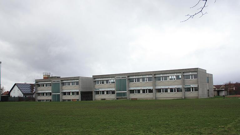 Nach dem Abriss der leerstehenden Schule in Unterspiesheim soll dort die Grundschule für die Gemeinde Kolitzheim entstehen. So wünschen es sich die Verfechter des entsprechenden Bürgerbegehrens.