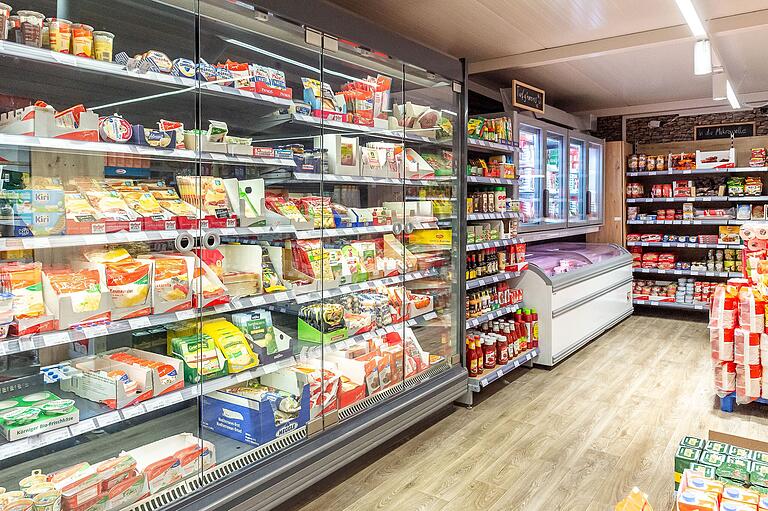 Schilder verdeutlichen, wo im Donnersdorfer Supermarkt welche Produkte zu finden. Neben Backwaren gibt es auch Tiefkühlkost, abgepackte Wurst und Käse. Frische Wurst- und Fleischprodukte fehlen aufgrund der gesetzlichen Kontrollvorgaben aktuell noch. Schilder verdeutlichen, wo im Donnersdorfer Supermarkt welche Produkte zu finden. Neben Backwaren gibt es auch Tiefkühlkost, abgepackte Wurst und Käse. Frische Wurst- und Fleischprodukte fehlen aufgrund der gesetzlichen Kontrollvorgaben aktuell noch.