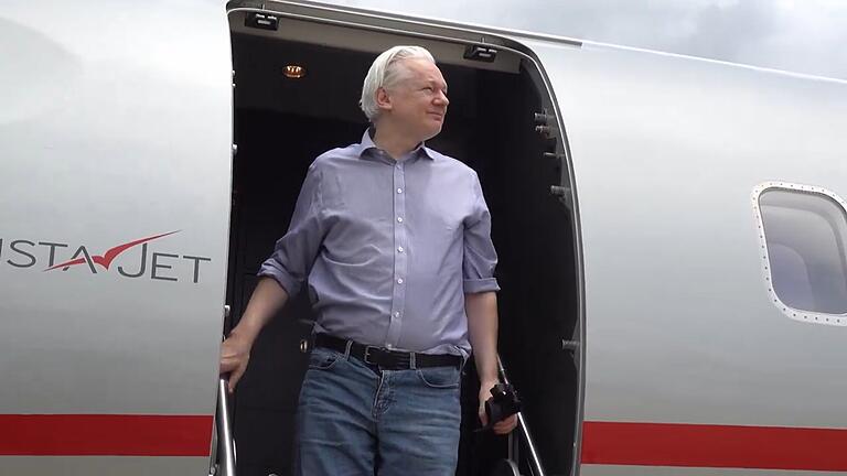 Julian Assange       -  Assange ist mit einem gecharterten Flugzeug aus Großbritannien ausgereist.