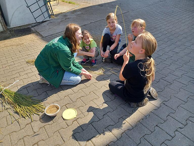 Landwirtschaft hautnah: Lea Schreck zeigte den Kindern, welches Getreide in der Region angebaut wird und was daraus im Hof produziert wird. Landwirtschaft hautnah: Lea Schreck zeigte den Kindern, welches Getreide in der Region angebaut wird und was daraus im Hof produziert wird.