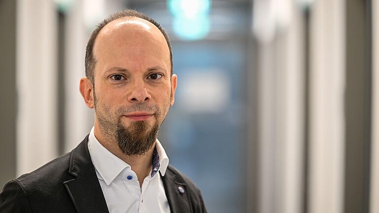 Dr. Arne Bürger ist Leitender Psychologe der Ambulanz der Kinder und Jugendpsychiatrie der Universität Würzburg. Dr. Arne Bürger ist Leitender Psychologe der Ambulanz der Kinder und Jugendpsychiatrie der Universität Würzburg.