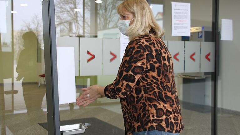 Mundschutz für jeden Mitarbeiter, Hände desinfizieren: In der Klinik Kitzinger Land herrschen schon seit Tagen strenge Auflagen. Mundschutz für jeden Mitarbeiter, Hände desinfizieren: In der Klinik Kitzinger Land herrschen schon seit Tagen strenge Auflagen.