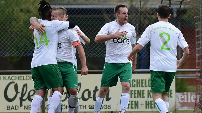 Der SV Eichenhausen/Saal kam aus dem Jubeln gar nicht heraus und errang in der abgebrochenen Saison 19/21 die Meisterschaft in der A-Klasse Rhön 2. Hier jubeln (von links) Tobias Doser, Kapitän Sebastian Bayer (mit 24 Treffern Torschützenkönig der A-2), Maximilian Bürger und Martin Seifert über den 6:2-Sieg beim FSV Hohenroth am 27. September 2020. Der SV Eichenhausen/Saal kam aus dem Jubeln gar nicht heraus und errang in der abgebrochenen Saison 19/21 die Meisterschaft in der A-Klasse Rhön 2. Hier jubeln (von links) Tobias Doser, Kapitän Sebastian Bayer (mit 24 Treffern Torschützenkönig der A-2), Maximilian Bürger und Martin Seifert über den 6:2-Sieg beim FSV Hohenroth am 27. September 2020.