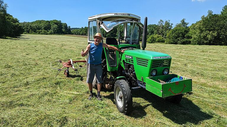 Hut und kurze Hose: Landwirt Dietmar Zink aus Stetten nutzte das herrliche Wetter zum Heuwenden auf der Hochrhön. Hut und kurze Hose: Landwirt Dietmar Zink aus Stetten nutzte das herrliche Wetter zum Heuwenden auf der Hochrhön.