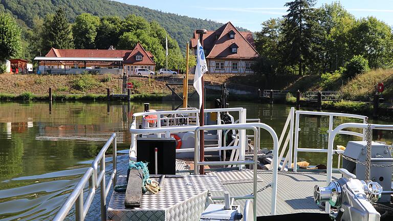 Nach der Kontrollfahrt läuft die 'Bussard' wieder in den Schutzhafen der Außenstelle des Wasserstraßen- und Schifffahrtsamts in Hasloch ein. Nach der Kontrollfahrt läuft die 'Bussard' wieder in den Schutzhafen der Außenstelle des Wasserstraßen- und Schifffahrtsamts in Hasloch ein.