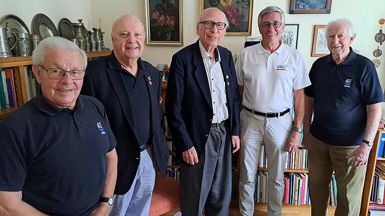 Paul Zöller (v.l.), Bernd Weigl, Jubilar Günter Jäckel, Siegfried Kaidel, Hans Ziegler trafen sich zum gemeinsamen Geburtstag feiern.