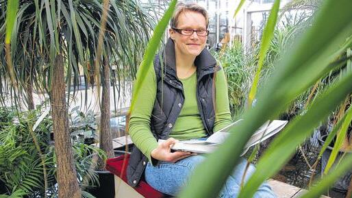 Leseecke im Grünen: Gärtnermeisterin Bettina Hägerich weiß, dass man dort, wo man sich wohlfühlt, viel besser lernt als anderswo.