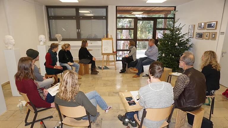 Schüler der Holzbildhauerschule Bischofsheim stellten ihre Entwürfe für das Projekt 'Denk-Ort Aumühle' in Würzburg der Vereinsvorsitzenden Benita Stolz, dem künstlerischen Leiter der Schule Martin Bühner und Schulleiterin Christine Götz vor. Foto: Marion Eckert - Schüler der Holzbildhauerschule Bischofsheim stellten ihre Entwürfe für das Projekt 'Denk-Ort Aumühle' in Würzburg der Vereinsvorsitzenden Benita Stolz, dem künstlerischen Leiter der Schule Martin Bühner und Schulleiterin Christine Götz vor. Foto: Marion Eckert Schüler der Holzbildhauerschule Bischofsheim stellten ihre Entwürfe für das Projekt 'Denk-Ort Aumühle' in Würzburg der Vereinsvorsitzenden Benita Stolz, dem künstlerischen Leiter der Schule Martin Bühner und Schulleiterin Christine Götz vor. Foto: Marion Eckert - Schüler der Holzbildhauerschule Bischofsheim stellten ihre Entwürfe für das Projekt 'Denk-Ort Aumühle' in Würzburg der Vereinsvorsitzenden Benita Stolz, dem künstlerischen Leiter der Schule Martin Bühner und Schulleiterin Christine Götz vor. Foto: Marion Eckert