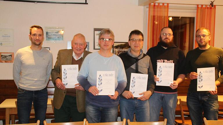 Stellvertretender Vorsitzender Öffentlichkeitsarbeit Martin Rügemer (von links) ehrte Harald Krimmer (30), Bernhard Franz (40), Thomas Doschko (40), Stefan Strömel (30) und Florian Marx (30). Foto: H. Ruppert - Stellvertretender Vorsitzender Öffentlichkeitsarbeit Martin Rügemer (von links) ehrte Harald Krimmer (30), Bernhard Franz (40), Thomas Doschko (40), Stefan Strömel (30) und Florian Marx (30). Foto: H. Ruppert Stellvertretender Vorsitzender Öffentlichkeitsarbeit Martin Rügemer (von links) ehrte Harald Krimmer (30), Bernhard Franz (40), Thomas Doschko (40), Stefan Strömel (30) und Florian Marx (30). Foto: H. Ruppert - Stellvertretender Vorsitzender Öffentlichkeitsarbeit Martin Rügemer (von links) ehrte Harald Krimmer (30), Bernhard Franz (40), Thomas Doschko (40), Stefan Strömel (30) und Florian Marx (30). Foto: H. Ruppert
