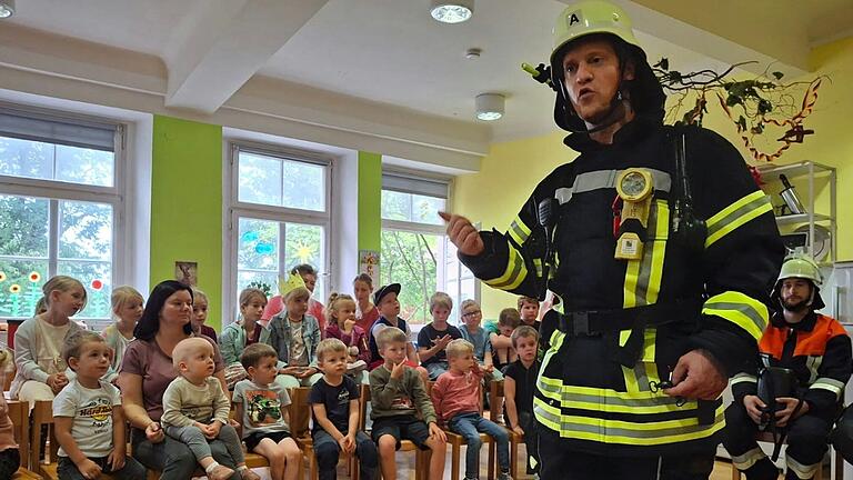 Feuerwehrmann Markus Smietana erklärte den Kindern, welche Ausrüstung im Einsatz benötigt wird. Feuerwehrmann Markus Smietana erklärte den Kindern, welche Ausrüstung im Einsatz benötigt wird.
