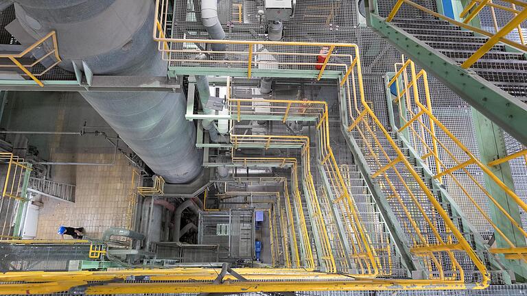 Ein Blick in die Tiefen des Kesselhauses im Müllheizkraftwerk (MHKW) in Würzburg. 33 Meter ist der Kessel der neuen Ofenlinie hoch und wiegt im Betrieb 650 Tonnen.&nbsp;