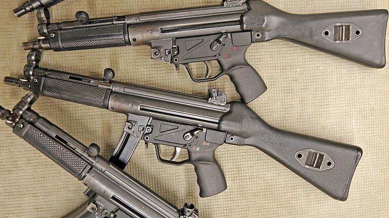 Im Juli wurden bei einem Mann in Bad Königshofen mehrere Waffen gefunden (Symbolbild). Im Juli wurden bei einem Mann in Bad Königshofen mehrere Waffen gefunden (Symbolbild).