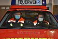 Maskenpflicht ist auch im Einsatzfahrzeug der Bad Königshofener Feuerwehr Pflicht, gerade wenn eine&nbsp; ansteckendere Virusvariante grassieren könnte. Die Kommandanten Jochen Krug und Jochen Staub fahren mit Maske.