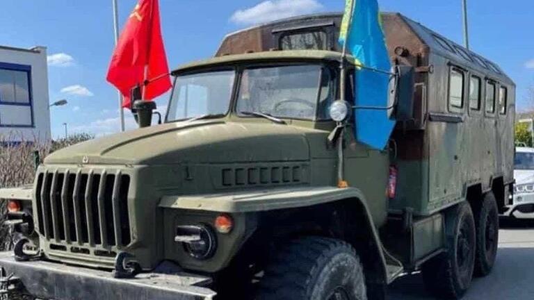 Auch ein Militärfahrzeug (mit Beflaggung der ehemaligen Sowjetunion und Kasachstan) fuhr beim Konvoi am Sonntag mit. Auch ein Militärfahrzeug (mit Beflaggung der ehemaligen Sowjetunion und Kasachstan) fuhr beim Konvoi am Sonntag mit.