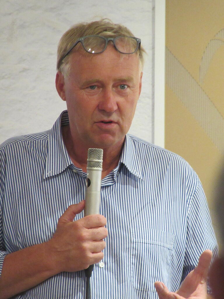Intendant Jens Neundorff von Enzberg stellt in launigen Worten den Spielplan des Musiktheaters vor. Intendant Jens Neundorff von Enzberg stellt in launigen Worten den Spielplan des Musiktheaters vor.