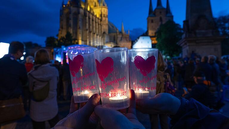 Und das nächste Mal in Würzburg: Auf dem Domplatz in Erfurt hielten Besucher beim Katholikentag Becher mit Kerzen in ihren Händen. 2026 findet das große Treffen von Christinnen und Christen am Main statt. Und das nächste Mal in Würzburg: Auf dem Domplatz in Erfurt hielten Besucher beim Katholikentag Becher mit Kerzen in ihren Händen. 2026 findet das große Treffen von Christinnen und Christen am Main statt. 