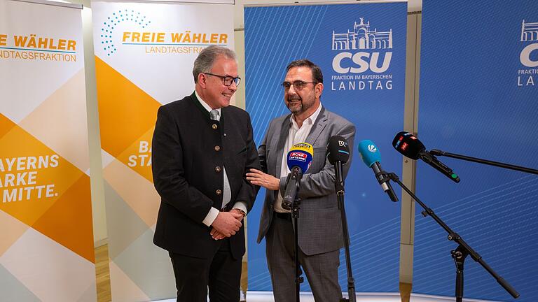 Holetschek und Streibl - Die Spitzen der beiden Regierungsfraktionen, Florian Streibl (Freie Wähler, links) und Klaus Holetschek (CSU) fordern mehr Einsatz eines jeden einzelnen Bürgers für den Erhalt und Schutz der Demokratie. (Archivbild) Holetschek und Streibl - Die Spitzen der beiden Regierungsfraktionen, Florian Streibl (Freie Wähler, links) und Klaus Holetschek (CSU) fordern mehr Einsatz eines jeden einzelnen Bürgers für den Erhalt und Schutz der Demokratie. (Archivbild)