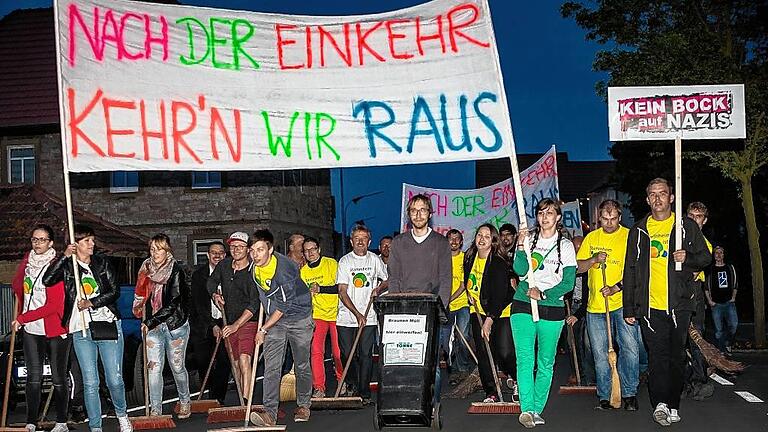 Eine von vielen Aktionen gegen Rechts von „Stammheim ist bunt“: Die Stammheimer befreien am Pfingstsonntag 2015 den Marschweg der Neonazis durch ihren Ort mit Besen und Mülltonne vom „braunen Dreck“. Eine von vielen Aktionen gegen Rechts von „Stammheim ist bunt“: Die Stammheimer befreien am Pfingstsonntag 2015 den Marschweg der Neonazis durch ihren Ort mit Besen und Mülltonne vom „braunen Dreck“.