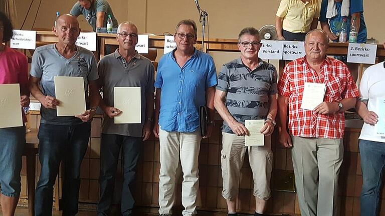 Goldene und silberne Ehrennadeln erhielten langjährige Sportler bei der Versammlung des Bezirksverbandes des bayerischen Sportkegler- und Bowlingverband. Von links: Petra Klose, Elmar Benkert, Edgar Dömling, Hermann Holzinger, Gerd Reuter, Georg Kippes und Willi Rzepka. Goldene und silberne Ehrennadeln erhielten langjährige Sportler bei der Versammlung des Bezirksverbandes des bayerischen Sportkegler- und Bowlingverband. Von links: Petra Klose, Elmar Benkert, Edgar Dömling, Hermann Holzinger, Gerd Reuter, Georg Kippes und Willi Rzepka.