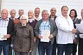 'Wahre Vorbilder für die Gesellschaft' nannte Heinz Amling (rechts) die geehrten Mitglieder der Eigenheimervereinigung Hesselbach. Im Bild die Geehrten (von links): Christa Karrlein, Reinhold Scheuring, Mathias Memmel, Gerold Stenzinger, Gundram Heppt, Theolinde Cimmander, Elmar Weimann, Kurt Ulrich, Roland Saal, Wolfgang Heppt, Gertrud Derleder und Leo Schmitt.