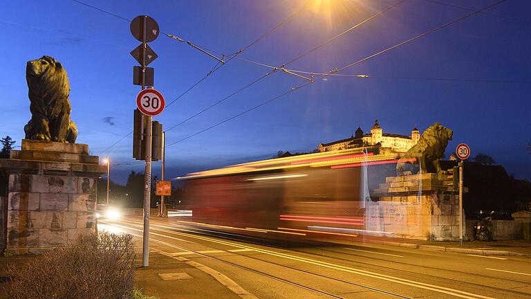 Mit der Straba und dem Bus kostenlos durch die Stadt? In Augsburg ist das seit 1. Januar teilweise möglich. Mit der Straba und dem Bus kostenlos durch die Stadt? In Augsburg ist das seit 1. Januar teilweise möglich.