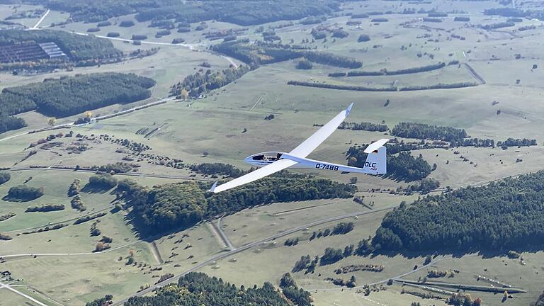 Eric Schneider von der Flugsportgruppe Hammelburg im Flug mit der LS-8neo Eric Schneider von der Flugsportgruppe Hammelburg im Flug mit der LS-8neo