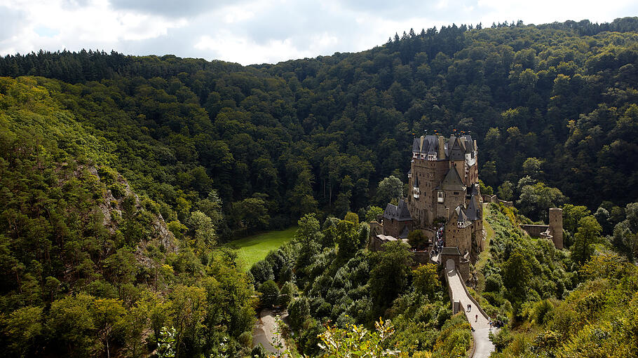 Foto-Location: Burg Eltz bei Wierschem       -  Dieses Postkarten-Motiv macht sich auch auf Ihren Hochzeitsbildern hervorragen: die Burg Eltz in der Eifel.