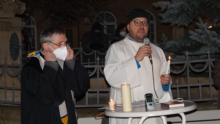 Ein 'Zeichen gegen radikale Einstellungen' wollten Pfarrer Bernd Grosser (links) und Pastoralreferent Markus Lüttke mit dem Gottesdienst unter freiem Himmel setzen. Ein 'Zeichen gegen radikale Einstellungen' wollten Pfarrer Bernd Grosser (links) und Pastoralreferent Markus Lüttke mit dem Gottesdienst unter freiem Himmel setzen.