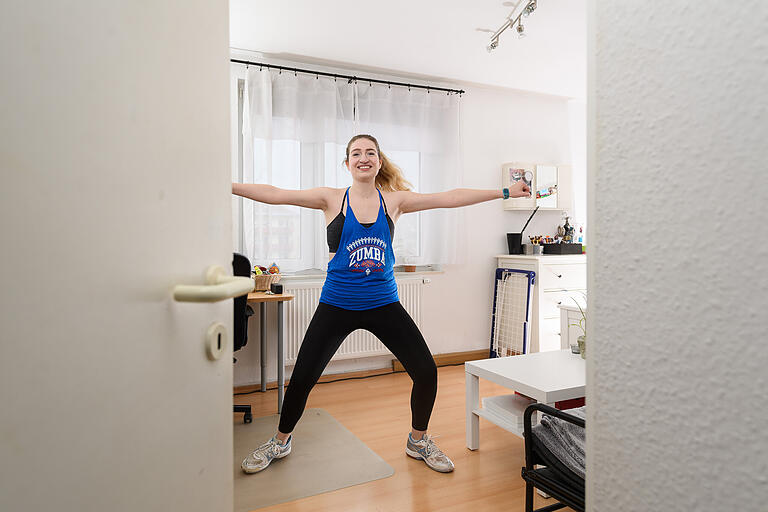 Tanzen in der Gruppe geht auch daheim in der 1-Zimmer-Wohnung: Laura Holzinger. Tanzen in der Gruppe geht auch daheim in der 1-Zimmer-Wohnung: Laura Holzinger.