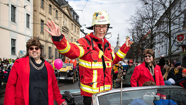 Mehrere tausend Närrinnen und Narren verfolgen am Sonntag (19.02.23) in der Würzburger Innenstadt den großen Faschingszug. Mit rund 122 Gruppen und etwa 3000 Aktiven gilt der Zug in WÜrzburg als der größte in Süddeutschland und hat dieses Jahr das Motto: 'Würzburg spart Strom und Gas, aber nicht am Faschingsspaß'.