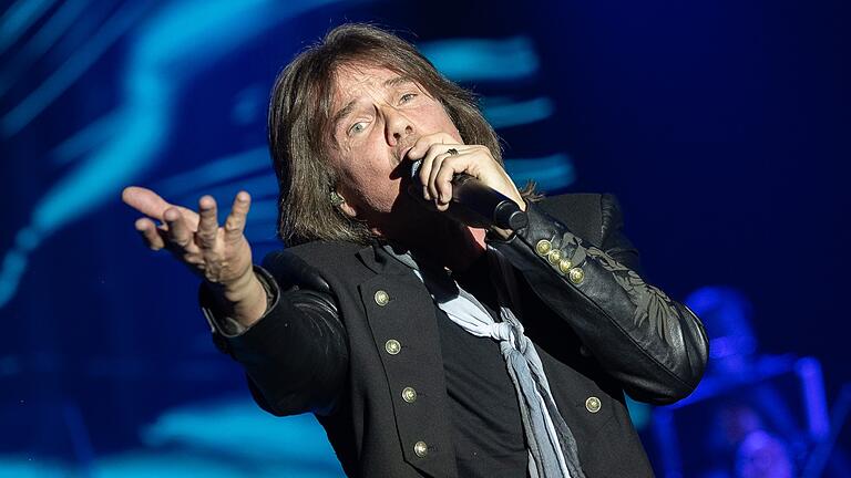 Rosen für den früheren Teeny-Schwarm: Joey Tempest liefert beim Rock meets Classic Europe-Hits am Fließband. Rosen für den früheren Teeny-Schwarm: Joey Tempest liefert beim Rock meets Classic Europe-Hits am Fließband.