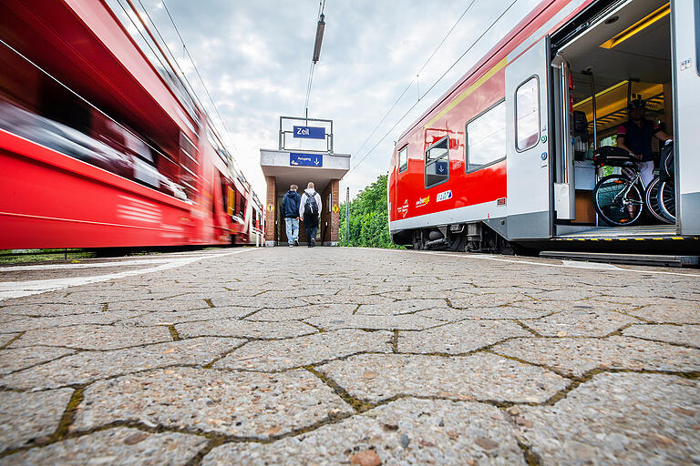 Viel zu schmal ist laut Auskunft der Bahn in Zeil der Treppenaufgang zum Bahnsteig, als dass hier Schienen für das Schieben von Fahrrädern angebracht werden könnten. Was die Bahn wegen der Stolpergefahr eh nicht mehr macht. Viel zu schmal ist laut Auskunft der Bahn in Zeil der Treppenaufgang zum Bahnsteig, als dass hier Schienen für das Schieben von Fahrrädern angebracht werden könnten. Was die Bahn wegen der Stolpergefahr eh nicht mehr macht.