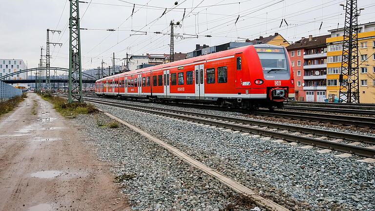 Ein Regio-Zug in Würzburg: Wie groß wird das Gedränge in der Adventszeit?