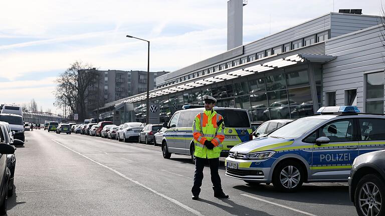 Mann stirbt nach Polizeischuss       -  Polizisten sicherten nach dem Einsatz den Ort des Geschehens ab.