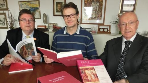 Amtswechsel: Professor Cornelius Mayer (von rechts) übergibt die Verantwortung für das Augustinus-Lexikon an Christoph Müller. Würzburgs amtierender Oberbürgermeister Adolf Bauer gratulierte in diesem Zusammenhang Mayer zum 85. Geburtstag.