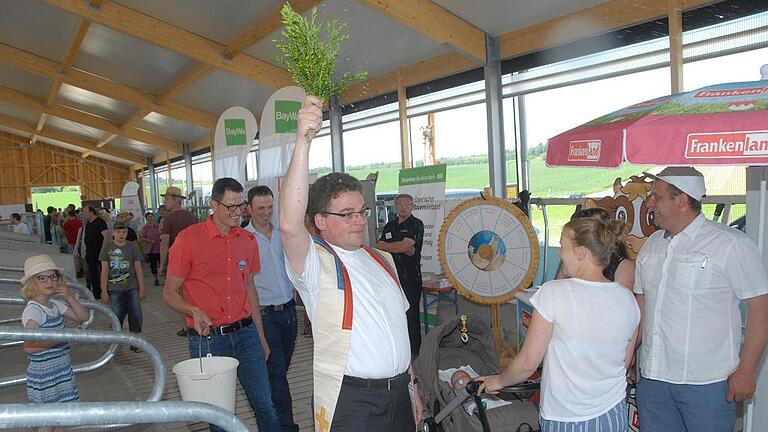 Pfarrer Simon Mayer (Mitte) segnete den neuen Milchviehstall und stellte den Stall, die Menschen und die Tiere unter den Schutz Gottes. Pfarrer Simon Mayer (Mitte) segnete den neuen Milchviehstall und stellte den Stall, die Menschen und die Tiere unter den Schutz Gottes.